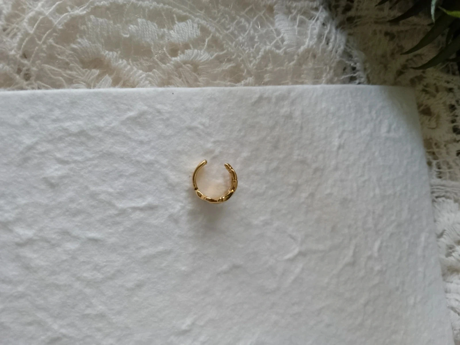 Clip de oreja mano de esqueleto dorada – photo 4